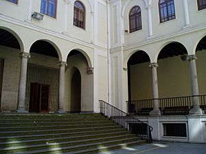 Archivo:Patio palacio Escudero-Herrera