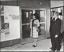 Prinses Beatrix en Prins Claus en Hermann Bondi, 1968, bij opening ESTEC, rondleiding, Bestanddeelnr 017-1300.jpg
