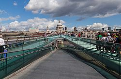 Archivo:Puente Millennium, Londres, Inglaterra, 2014-08-11, DD 126