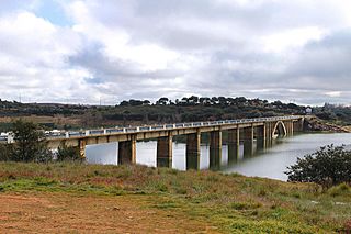 Puente de la Estrella N-631 con embalse de Ricobayo en cota alta de agua.jpg