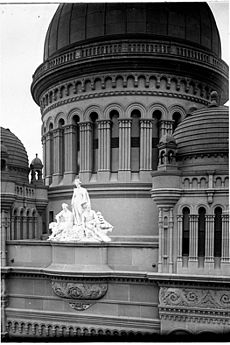 Archivo:QVB sculpture and domes (Perier)