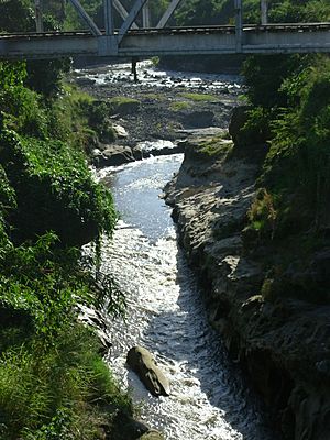Archivo:Rio Acelhuate asu paso cerca de Aguilares (bajo el puente del ferrocarril - panoramio