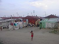 Archivo:Romani boy in camp, Kosovo, 2003