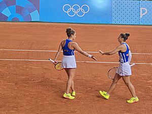 Archivo:Sara Errani - Jasmine Paolini vs. Mirra Andreeva - Diana Shnaider, 2024 Summer Olympics women's doubles tennis tournament, 2024-08-04 (234)
