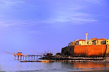 Archivo:TERMOLI Borgo antico con trabucco