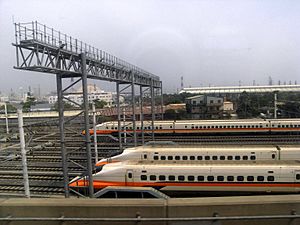 Archivo:THSR 700T trains at Yanchao Workshop 20080404