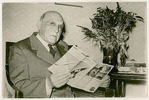 Archivo:Tomás Berreta leyendo