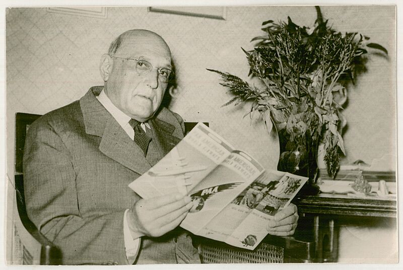 Tomás Berreta leyendo