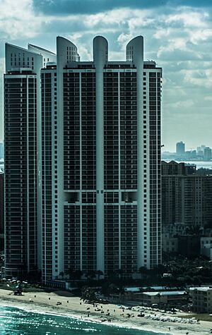 Archivo:Trump tower Sunny Isles crop