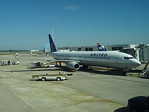 Archivo:United Airlines at Gate In Orlando