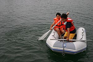 Archivo:Using the dinghy in Quissett