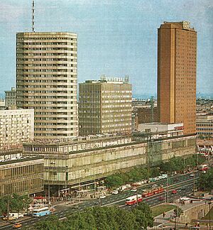 Archivo:Ściana Wschodnia i Hotel Forum w Warszawie