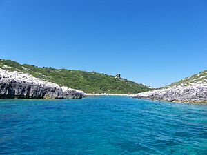 Archivo:A small passage in Paxos island, Greece