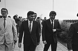 Archivo:Aankomst Spaanse premier Gonzalez op Ypenburg rechts premier Lubbers, Bestanddeelnr 933-3593