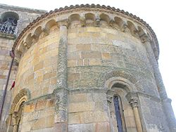 Archivo:Absida igrexa de Santa María de Castrelo de Miño, Castrelo de Miño