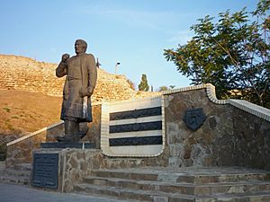 Archivo:Afansiy Nikitin memorial theodosia