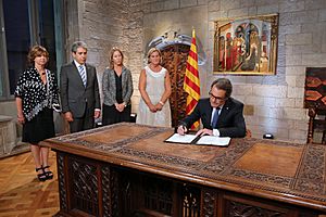 Archivo:Artur mas signant convocatòria eleccions al Parlament de Catalunya 2015