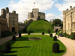 Archivo:Arundel Castle - motte and quadrangle, England (18 April 2006)