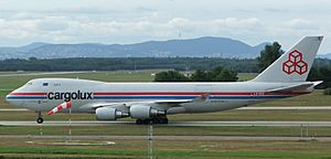 Archivo:Cargolux Boeing 747-400ERF LX-CGV LHBP