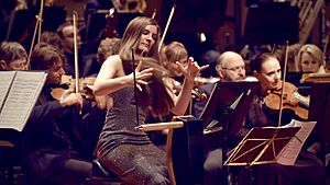Archivo:Carolina Eyck playing Theremin with Orchestra