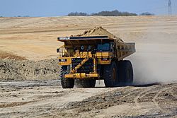 Archivo:Caterpillar haul truck, Luminant Energy Kosse lignite mine (5556779421)