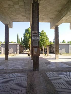 Cementerio de Pamplona - Puerta del Río.jpg