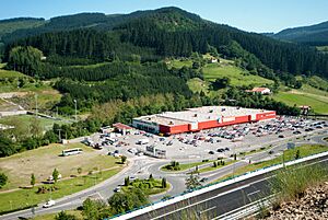 Archivo:Centro Eroski y parking - panoramio
