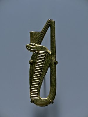 Archivo:Cobra Uadyet con corona (British Museum)