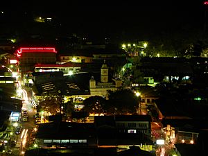 Archivo:Cojutepeque de noche