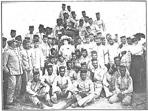 Archivo:Colombine rodeada de oficiales y soldades de artillería, Goñi