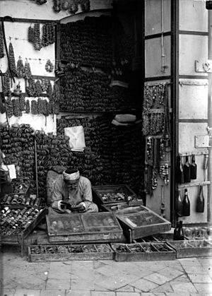 Archivo:Costumes, characters, etc. Native jewellery -i.e., jewelry- shop.