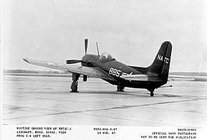 Archivo:Curtiss XBT2C-1 on the ground