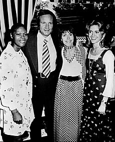 Archivo:Dionne Warwick, Don Kirschner, Helen Reddy Olivia Newton-John 1974