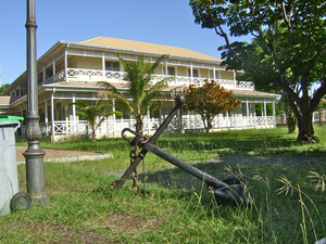 Archivo:Exterior view of Bernheim Library, Nouméa