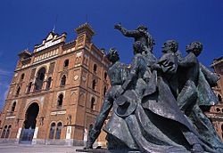 Fachada de la plaza de toros de Las Ventas con la estatua a homenaje a Antonio Bienvenida en primer plano.jpg