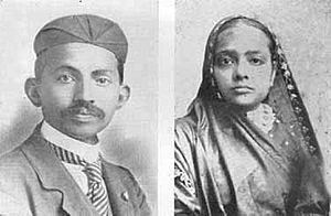 Archivo:Gandhi and Kasturbhai 1902