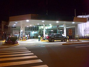 Archivo:Gasolinera en Iquitos