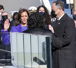 Archivo:Harris oath of office (cropped)