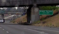 I-215 northbound at Grand Terrace, CA city limits (2006) (crop).jpg