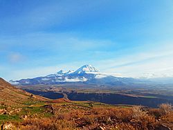Imponente Volcán Yucamani.jpg