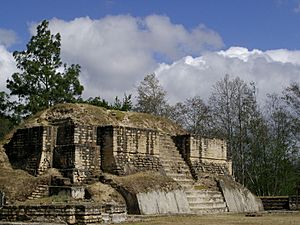 Archivo:Iximche Temple 2