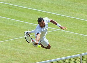 Archivo:Jo-Wilfried Tsonga Wimbledon 2011 jump volley