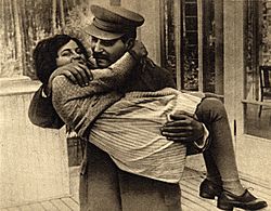Archivo:Joseph Stalin with daughter Svetlana, 1935