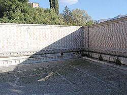 Archivo:L'Aquila 2007 -Fontana della 99 Cannelle- by-RaBoe-066
