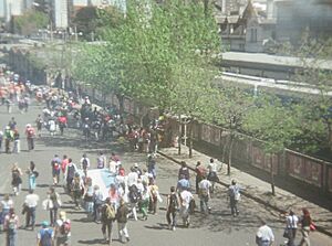 Archivo:La Av. Rivadavia en Ciudadela, durante una peregrinación a Luján