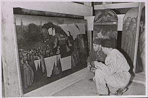 Archivo:Lt. Daniel J. Kern and Karl Sieber examining the Ghent Altarpiece in the Altaussee mine, 1945