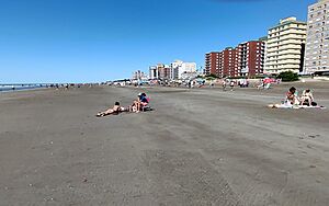 Archivo:Mar de Ajó Playa