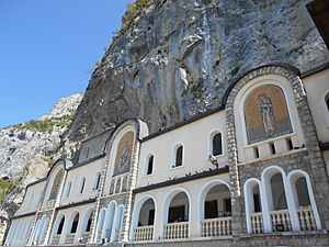 Archivo:Monasterio de Ostrog, uno de los principales centros de peregrinación de Montenegro.