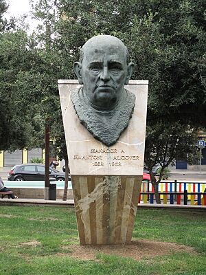 Archivo:Monument to Antoni M. Alcover, Manacor