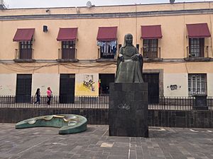 Archivo:Monumento a Sor Juana Inés de la Cruz, callejón de San Jerónimo